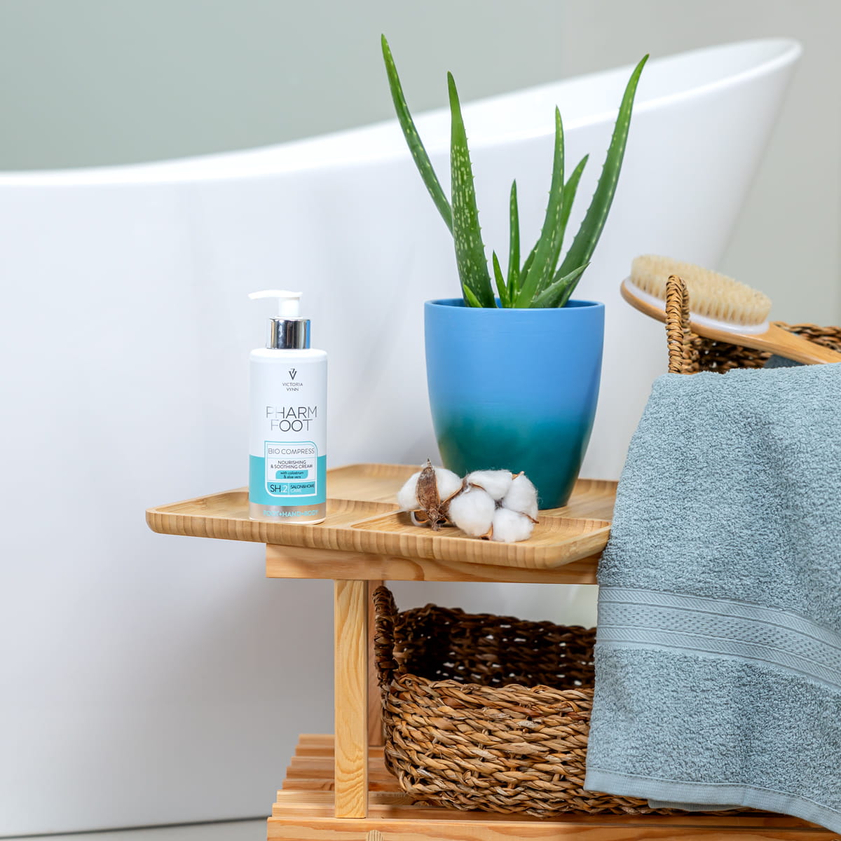 PHARM FOOT Питательный и успокаивающий крем с молозивом и алоэ вера, BIO COMPRESS 250ml