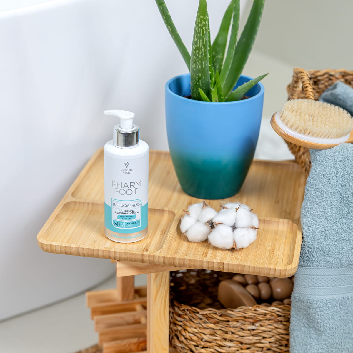 PHARM FOOT Питательный и успокаивающий крем с молозивом и алоэ вера, BIO COMPRESS 250ml