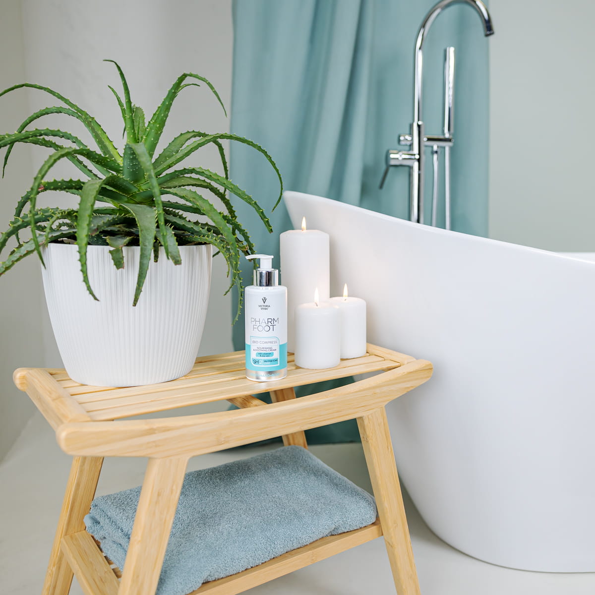 PHARM FOOT Питательный и успокаивающий крем с молозивом и алоэ вера, BIO COMPRESS 250ml