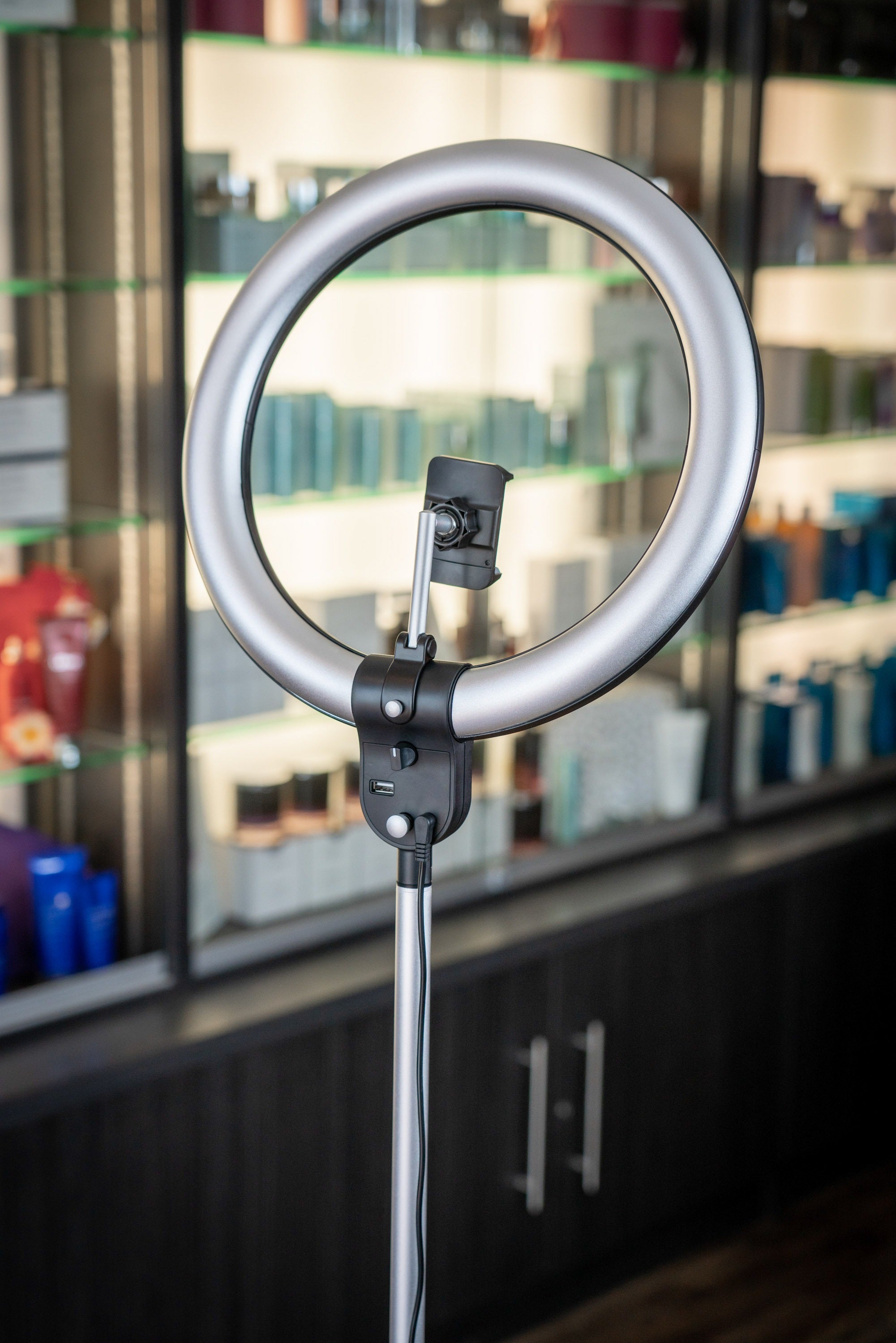 Daylight LED lamp - ring-shaped floor lamp for professionals [Aura Ring]